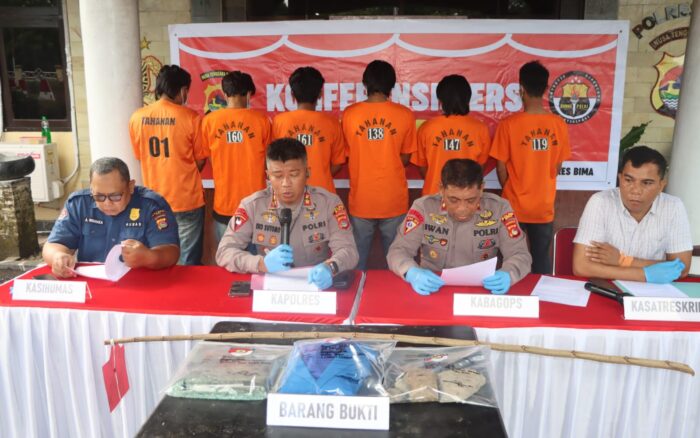 6 Pendemo Yang Merusak Mobil Dinas Jadi Tersangka Oleh Polres Bima
