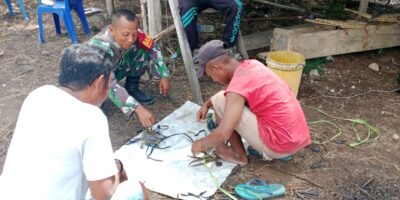 Babinsa 02/Rindi Umalulu Komsos Dengan Warga Penangkap Kepiting Bakau di Desa Haikatapu