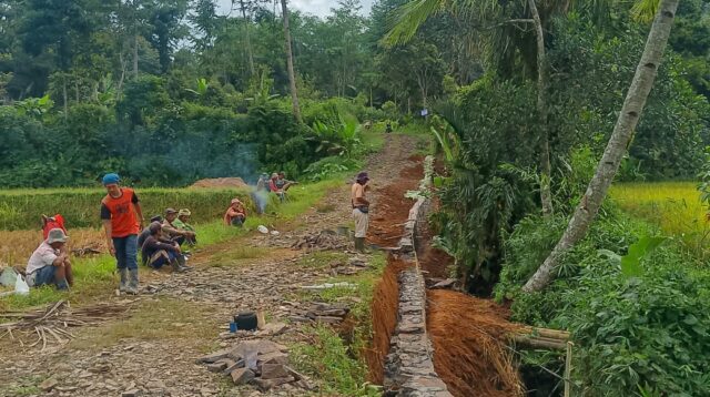 Pembangunan TPT di Kampung Cisaat: Upaya Desa Sinar Jaya Tingkatkan Infrastruktur dan Keselamatan Warga