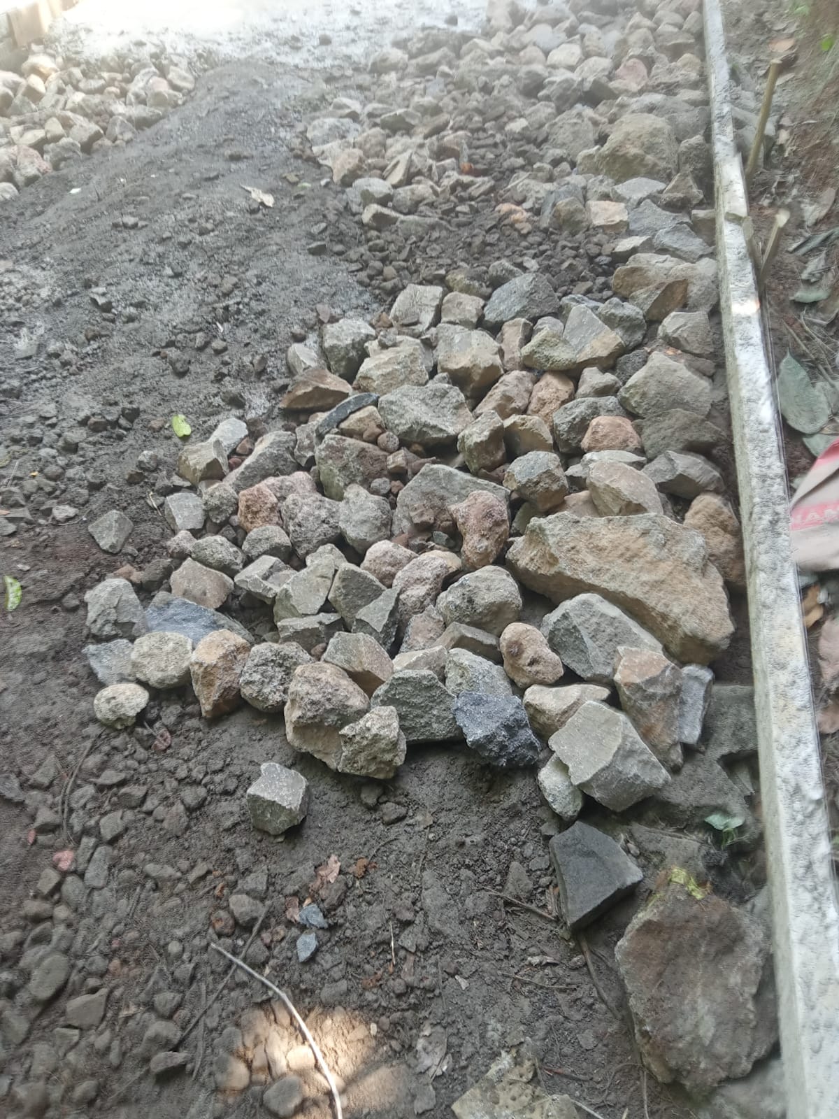 Pekerjaan Rabat Beton di Desa Bojongsari Diduga Asal-Asalan, Warga Soroti Kualitas Jalan Cilangkap