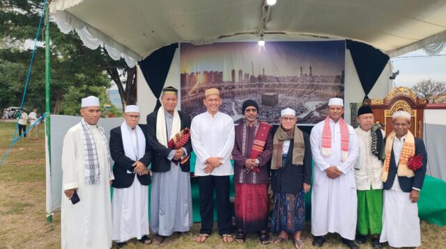Dandim 1601/Sumba Timur Laksanakan Shalat Idul Adha Bersama Masyarakat di Lapangan Pahlawan