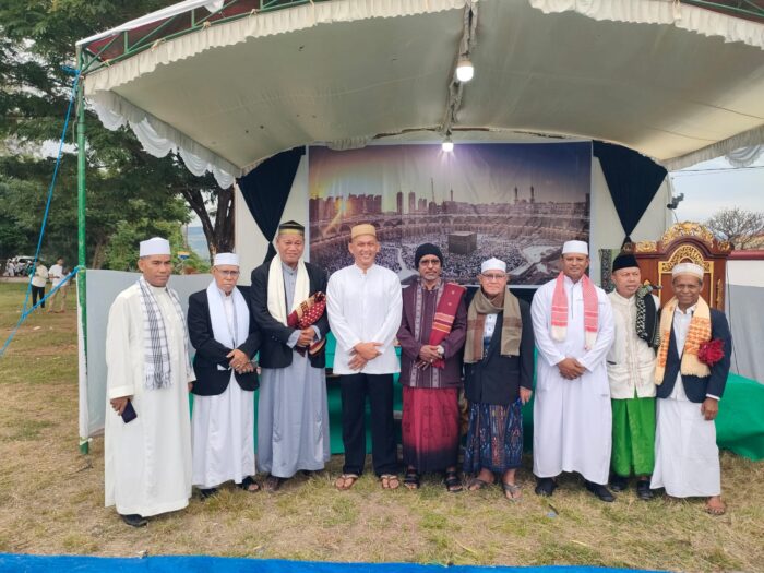 Dandim 1601/Sumba Timur Laksanakan Shalat Idul Adha Bersama Masyarakat di Lapangan Pahlawan