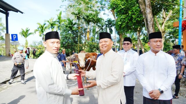 Idul Adha 1446 H, Kapolda Kaltim Serahkan Puluhan Hewan Kurban