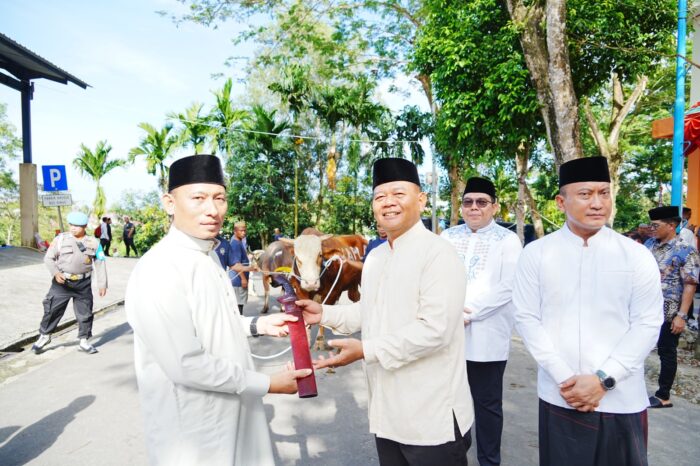 Idul Adha 1446 H, Kapolda Kaltim Serahkan Puluhan Hewan Kurban Idul Adha 1446 H, Kapolda Kaltim Serahkan Puluhan Hewan Kurban