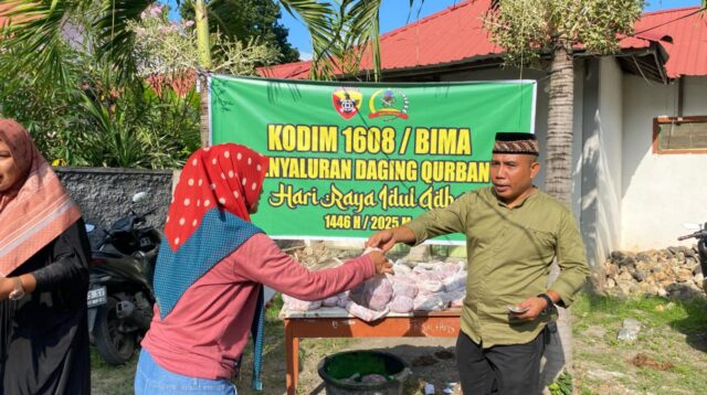 Kodim 1608/Bima Berbagi Daging Qurban untuk Warga