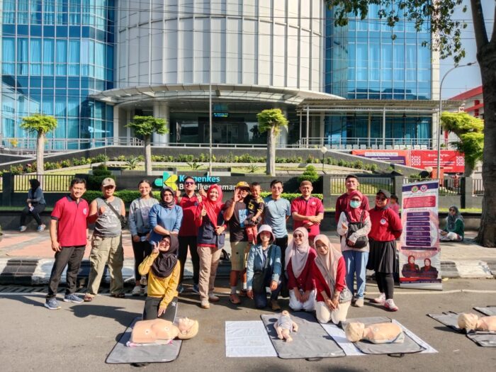 HIPGABI Jawa Tengah Bersama Mahasiswa Keperawatan UNIMUS Gelar Edukasi Bantuan Hidup Dasar di Car Free Day Simpang Lima
