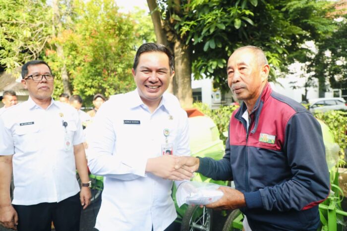 Dorong Produktivitas Padi, Pemkab Purwakarta Salurkan 15 Unit Mesin Perontok ke Kelompok Tani