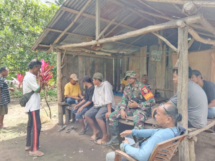 Babinsa Koramil Karera Bersama BP3K Laksanakan Survei dan Pengukuran Lahan Pertanian di Desa Ngongi