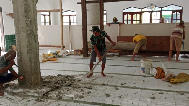Babinsa Koramil 02/Rindi Umalulu, Bersama Warga Gotong Royong Bongkar Tiang Masjid Al Ikhlas Melolo