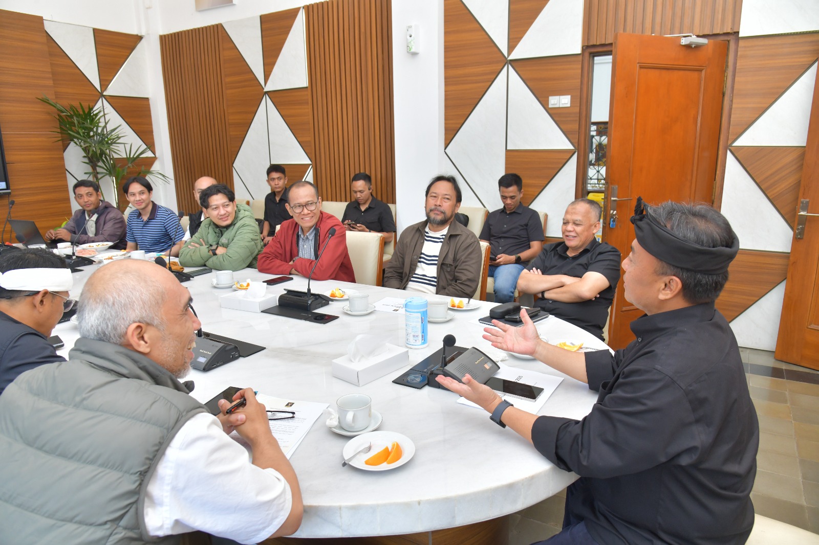 Caption:Sekda Jabar menerima Panitia Pelaksanan Piala Presiden 2025 di Ruang Kerja Sekda Provinsi Jabar, Gedung Sate, Kota Bandung, Kamis (26/6/2025).(Foto: Biro Adpim Jabar)
