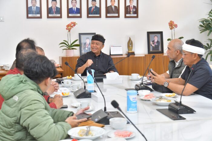 Pemprov Jabar Dukung Penuh Piala Presiden 2025: Si Jalak Harupat Jadi Tuan Rumah Fase Grup Pemprov Jabar Dukung Penuh Piala Presiden 2025: Si Jalak Harupat Jadi Tuan Rumah Fase Grup
