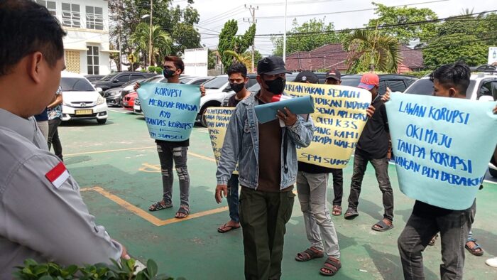 Aksi Damai SPM Sumsel Desak Usut Tuntas Dugaan Korupsi Proyek Jalan di OKI : Kejari Janji Tindak Lanjuti Laporan Aksi Damai SPM Sumsel Desak Usut Tuntas Dugaan Korupsi Proyek Jalan di OKI : Kejari Janji Tindak Lanjuti Laporan