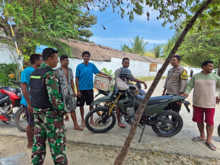 Babinsa Koramil 02/Walakaka Laksanakan Komsos Bersama Warga Desa Rua Babinsa Koramil 02/Walakaka Laksanakan Komsos Bersama Warga Desa Rua