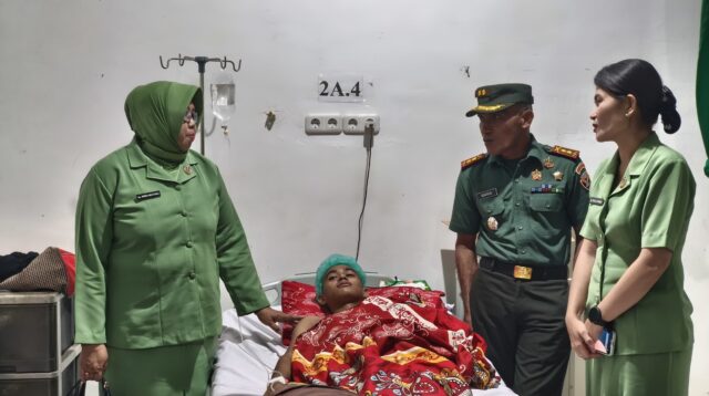 Dandim 1613/Sumba Barat Beserta Ibu dan Pengurus Persit Kunjungi Anak Anggota yang Sakit di RSUD Waikabubak