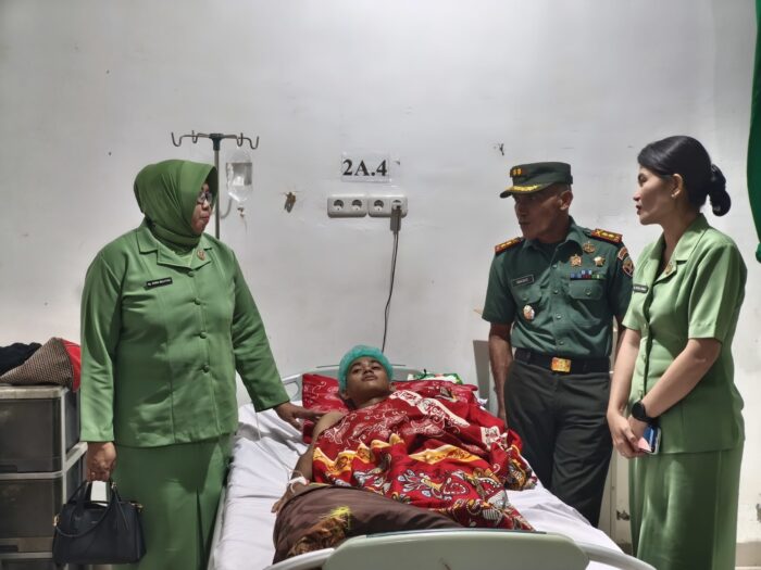 Dandim 1613/Sumba Barat Beserta Ibu dan Pengurus Persit Kunjungi Anak Anggota yang Sakit di RSUD Waikabubak
