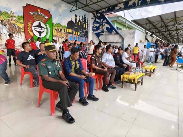 Dandim 1613/Sumba Barat Hadiri Pembukaan Turnamen Sepak Bola Bupati Cup 2025