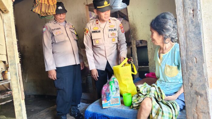 Dalam Rangka Hari Bhayangkara ke-79 Polsek Kotabaru Berikan Bantuan Kepada Warga yang Tidak Mampu Dalam Rangka Hari Bhayangkara ke-79 Polsek Kotabaru Berikan Bantuan Kepada Warga yang Tidak Mampu