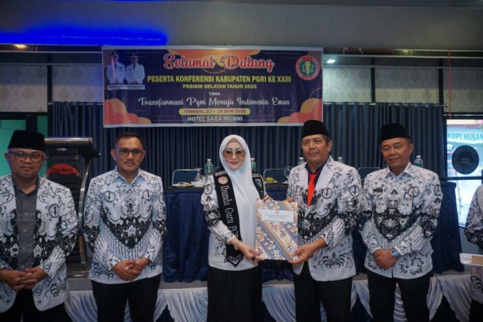 Lisda Hendrajoni Dinobatkan sebagai Ibunda Guru Pesisir Selatan