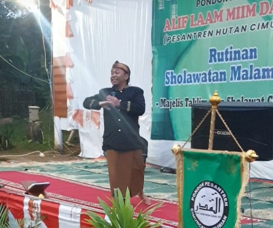 Acung jempol "Grebeg Suro Pesantren Hutan Cimuncang-Surian:" Harmoni Adat, Moral dan Iman