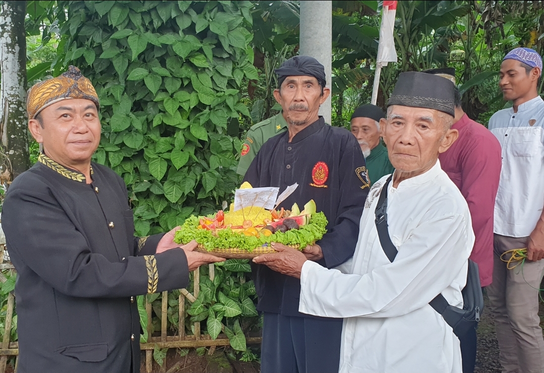 Acung jempol "Grebeg Suro Pesantren Hutan Cimuncang-Surian:" Harmoni Adat, Moral dan Iman