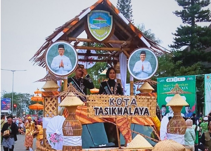 Kafilah Kota Tasikmalaya Tunjukkan Spirit Al-Qur’an dalam Pawai Ta’aruf MTQH Kafilah Kota Tasikmalaya Tunjukkan Spirit Al-Qur’an dalam Pawai Ta’aruf MTQH