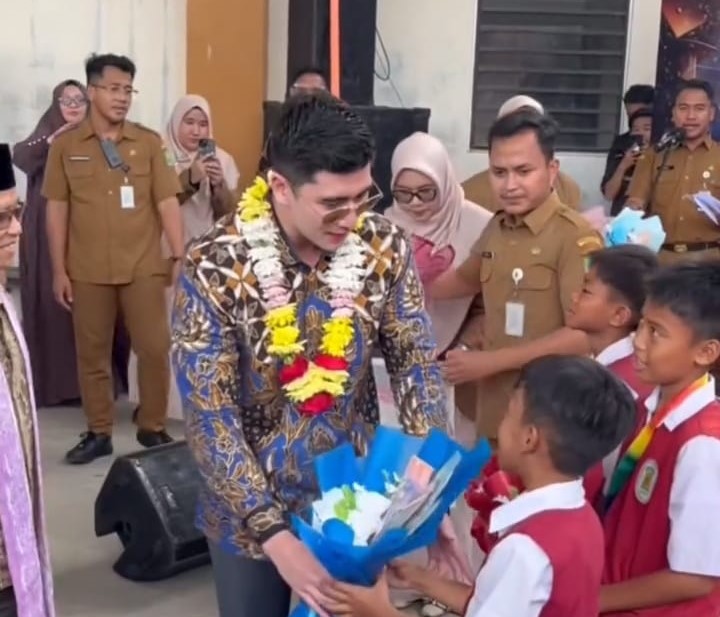 Hadiri Hari Pertama MPLS Ramah di Karawang, Wamendikdasmen: Jadikan Murid Aktif di Lingkungan Barunya Hadiri Hari Pertama MPLS Ramah di Karawang, Wamendikdasmen: Jadikan Murid Aktif di Lingkungan Barunya