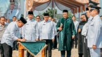 Pemkab Karawang Melaksanakan Pengambilan Sumpah Jabatan Dan Pelantikan Pejabat Karawang,- Sergap Pemerintah Kabupaten (Pemkab) Karawang melaksanakan pengambilan sumpah jabatan dan pelantikan pejabat administrator serta pejabat pengawas pada Jumat (4/7/2025). Acara ini berlangsung bersamaan dengan pelaksanaan Panen Raya Bupati Bersama Forkopimda Kabupaten Karawang di Desa Langgensari, Kecamatan Cilamaya Kulon. Bupati Karawang, H. Aep Syaepuloh, menyampaikan bahwa promosi, rotasi, dan mutasi jabatan kali ini telah melalui proses yang sesuai aturan. "Rotasi dan promosi ini sudah mendapatkan izin dari Kemendagri, Menpan-RB, dan BKN," ujarnya. la meminta para pejabat yang telah dilantik agar dapat menjalankan amanah dengan baik dan bekerja secara profesional. la juga menekankan pentingnya kolaborasi dalam memberikan pelayanan publik. "Mari kita bekerja bersama-sama, sama-sama bekerja memberikan pelayanan yang terbaik kepada masyarakat," ungkapnya. Dalam pelantikan tersebut pula dilantik Direktur Utama (Dirut) RSUD Rengasdengklok yakni dr. Irwan Hermawan yang sebelumnya menjabat sebagai Kepala Bidang Pelayanan Medik di RSUD Karawang. la berpesan kepada dr. Irwan agar dapat bekerja optimal dalam melayani kesehatan masyarakat di wilayah utara Kabupaten Karawang. Menurut Bupati Aep, keberadaan RSUD Rengasdengklok sangat strategis untuk meningkatkan akses layanan kesehatan. "Saya titip kepada dr. Irwan agar RSUD Rengasdengklok dapat memberikan pelayanan kesehatan terbaik untuk masyarakat di sana," ungkapnya. Bersamaan dengan kegiatan panen raya di Desa Langgensari, Bupati Aep pun mengingatkan pentingnya menjaga keseimbangan antara pembangunan industri dan ketahanan pangan di Karawang. "Karawang memang kota industri, tapi kita juga harus tetap mempertahankan identitas sebagai kota lumbung padi," tegasnya. Sementara itu, Plt Kepala BKPSDM Karawang, Asip Suhendar, mengungkapkan bahwa pelantikan ini melibatkan 68 orang. la menjelaskan, kebijakan ini merupakan bagian dari penataan organisasi dan pengembangan karir ASN. Liputan Ahmad z