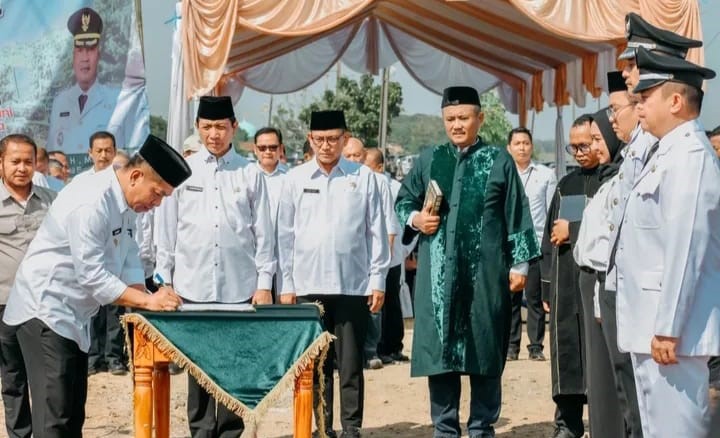 Pemkab Karawang Melaksanakan Pengambilan Sumpah Jabatan Dan Pelantikan Pejabat Karawang,- Sergap Pemerintah Kabupaten (Pemkab) Karawang melaksanakan pengambilan sumpah jabatan dan pelantikan pejabat administrator serta pejabat pengawas pada Jumat (4/7/2025). Acara ini berlangsung bersamaan dengan pelaksanaan Panen Raya Bupati Bersama Forkopimda Kabupaten Karawang di Desa Langgensari, Kecamatan Cilamaya Kulon. Bupati Karawang, H. Aep Syaepuloh, menyampaikan bahwa promosi, rotasi, dan mutasi jabatan kali ini telah melalui proses yang sesuai aturan. "Rotasi dan promosi ini sudah mendapatkan izin dari Kemendagri, Menpan-RB, dan BKN," ujarnya. la meminta para pejabat yang telah dilantik agar dapat menjalankan amanah dengan baik dan bekerja secara profesional. la juga menekankan pentingnya kolaborasi dalam memberikan pelayanan publik. "Mari kita bekerja bersama-sama, sama-sama bekerja memberikan pelayanan yang terbaik kepada masyarakat," ungkapnya. Dalam pelantikan tersebut pula dilantik Direktur Utama (Dirut) RSUD Rengasdengklok yakni dr. Irwan Hermawan yang sebelumnya menjabat sebagai Kepala Bidang Pelayanan Medik di RSUD Karawang. la berpesan kepada dr. Irwan agar dapat bekerja optimal dalam melayani kesehatan masyarakat di wilayah utara Kabupaten Karawang. Menurut Bupati Aep, keberadaan RSUD Rengasdengklok sangat strategis untuk meningkatkan akses layanan kesehatan. "Saya titip kepada dr. Irwan agar RSUD Rengasdengklok dapat memberikan pelayanan kesehatan terbaik untuk masyarakat di sana," ungkapnya. Bersamaan dengan kegiatan panen raya di Desa Langgensari, Bupati Aep pun mengingatkan pentingnya menjaga keseimbangan antara pembangunan industri dan ketahanan pangan di Karawang. "Karawang memang kota industri, tapi kita juga harus tetap mempertahankan identitas sebagai kota lumbung padi," tegasnya. Sementara itu, Plt Kepala BKPSDM Karawang, Asip Suhendar, mengungkapkan bahwa pelantikan ini melibatkan 68 orang. la menjelaskan, kebijakan ini merupakan bagian dari penataan organisasi dan pengembangan karir ASN. Liputan Ahmad z Pemkab Karawang Melaksanakan Pengambilan Sumpah Jabatan Dan Pelantikan Pejabat Karawang,- Sergap Pemerintah Kabupaten (Pemkab) Karawang melaksanakan pengambilan sumpah jabatan dan pelantikan pejabat administrator serta pejabat pengawas pada Jumat (4/7/2025). Acara ini berlangsung bersamaan dengan pelaksanaan Panen Raya Bupati Bersama Forkopimda Kabupaten Karawang di Desa Langgensari, Kecamatan Cilamaya Kulon. Bupati Karawang, H. Aep Syaepuloh, menyampaikan bahwa promosi, rotasi, dan mutasi jabatan kali ini telah melalui proses yang sesuai aturan. "Rotasi dan promosi ini sudah mendapatkan izin dari Kemendagri, Menpan-RB, dan BKN," ujarnya. la meminta para pejabat yang telah dilantik agar dapat menjalankan amanah dengan baik dan bekerja secara profesional. la juga menekankan pentingnya kolaborasi dalam memberikan pelayanan publik. "Mari kita bekerja bersama-sama, sama-sama bekerja memberikan pelayanan yang terbaik kepada masyarakat," ungkapnya. Dalam pelantikan tersebut pula dilantik Direktur Utama (Dirut) RSUD Rengasdengklok yakni dr. Irwan Hermawan yang sebelumnya menjabat sebagai Kepala Bidang Pelayanan Medik di RSUD Karawang. la berpesan kepada dr. Irwan agar dapat bekerja optimal dalam melayani kesehatan masyarakat di wilayah utara Kabupaten Karawang. Menurut Bupati Aep, keberadaan RSUD Rengasdengklok sangat strategis untuk meningkatkan akses layanan kesehatan. "Saya titip kepada dr. Irwan agar RSUD Rengasdengklok dapat memberikan pelayanan kesehatan terbaik untuk masyarakat di sana," ungkapnya. Bersamaan dengan kegiatan panen raya di Desa Langgensari, Bupati Aep pun mengingatkan pentingnya menjaga keseimbangan antara pembangunan industri dan ketahanan pangan di Karawang. "Karawang memang kota industri, tapi kita juga harus tetap mempertahankan identitas sebagai kota lumbung padi," tegasnya. Sementara itu, Plt Kepala BKPSDM Karawang, Asip Suhendar, mengungkapkan bahwa pelantikan ini melibatkan 68 orang. la menjelaskan, kebijakan ini merupakan bagian dari penataan organisasi dan pengembangan karir ASN. Liputan Ahmad z