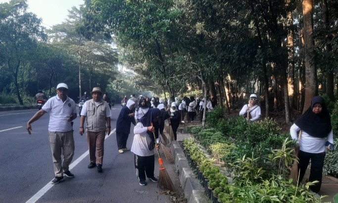 Warga Wanakerta Kompak Ikut Ngosrek Bareng, Jaga Kebersihan dan Silaturrahmi