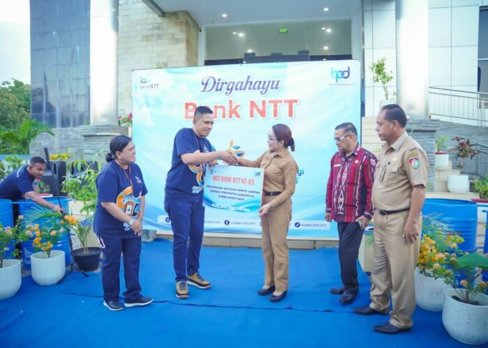 Bank NTT Dukung Kebersihan SBD Lewat Bantuan Tempat Sampah