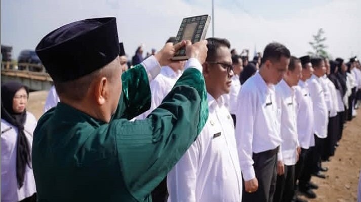 Puluhan Pejabat Karawang Dilantik Di Tengah Sawah