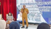 Sekda Karawang Serahkan SK Pensiun dan Apresiasi Pengabdian Purnabakti ASN