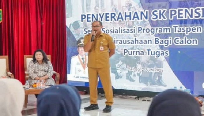 Sekda Karawang Serahkan SK Pensiun dan Apresiasi Pengabdian Purnabakti ASN