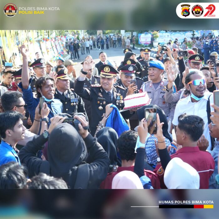 Upacara HUT Bhayangkara Ke-79 Polres Bima Kota di Serang Puluhan Mahasiswa dan Para Konten Kreator