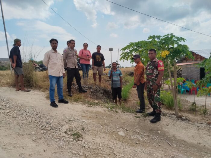 Babinsa Koramil 05/Waingapu Lakukan Pendampingan Pengukuran Tanah Milik Warganya
