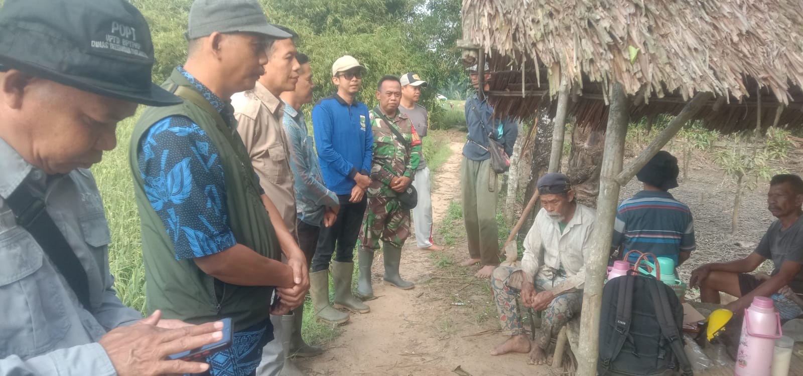 Babinsa Koramil 0111/Pagelaran, Bersama Poktan Lakukan Gerakan Penanganan (GERNANG) Dampak Perubahan Iklim