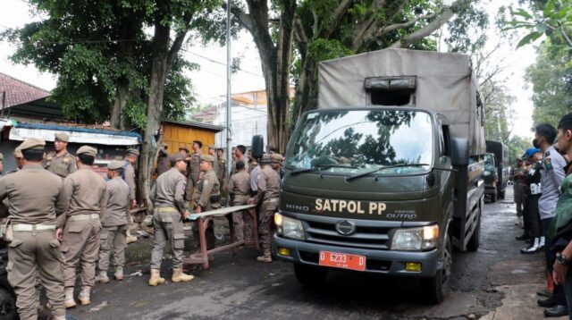 Satpol PP Tertibkan 42 Bangunan Liar dan PKL di Enam Titik Bandung, Operasi Libatkan 350 Personel