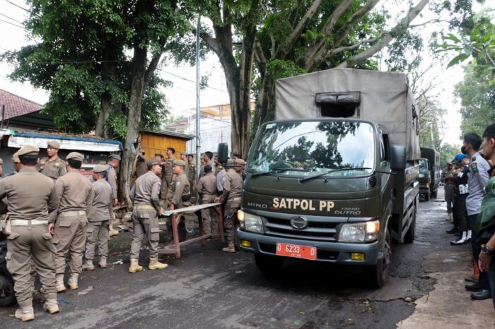 Satpol PP Tertibkan 42 Bangunan Liar dan PKL di Enam Titik Bandung, Operasi Libatkan 350 Personel