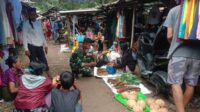 Babinsa Koramil 03/Pahunga Lodu Aktif Pantau Kegiatan Pasar Mingguan di Desa Kaliuda