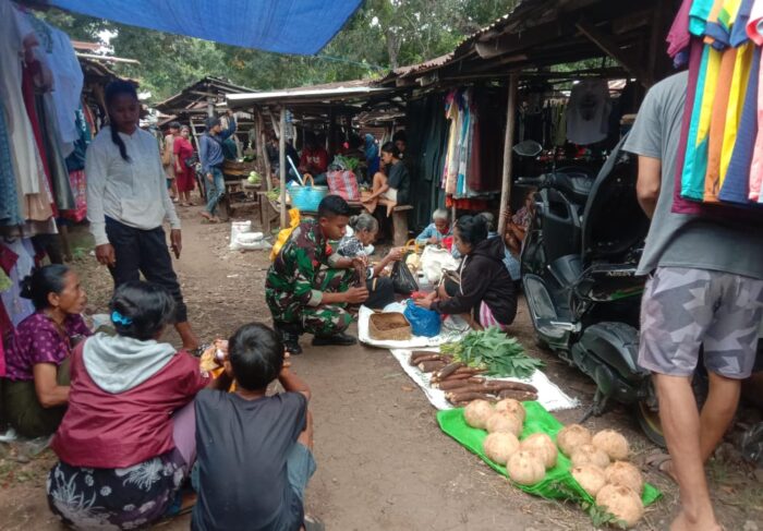 Babinsa Koramil 03/Pahunga Lodu Aktif Pantau Kegiatan Pasar Mingguan di Desa Kaliuda
