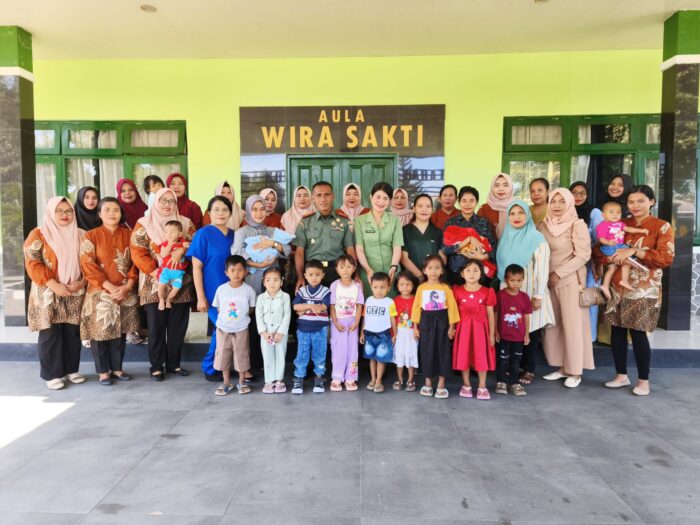 Dandim 1613/Sumba Barat dan Ketua Persit Tinjau Kegiatan Posyandu di Makodim