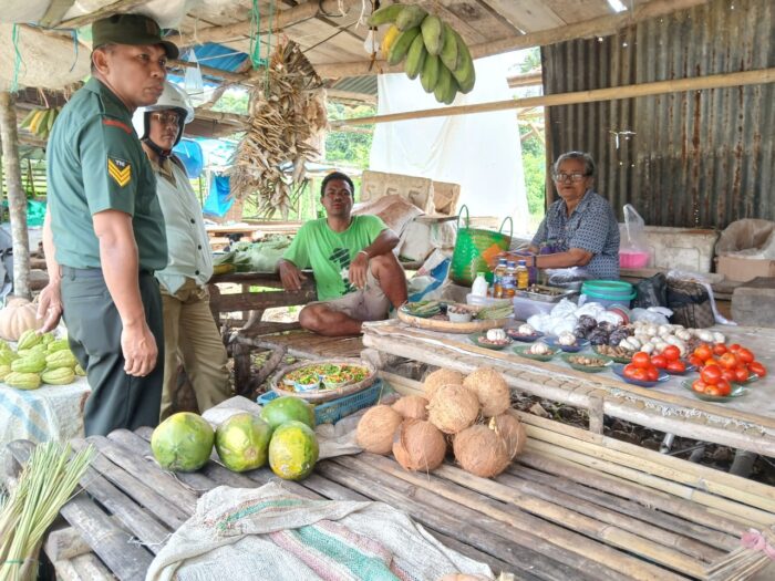 Babinsa Koramil Katikutana Sambangi Pedagang Pasar Mingguan di Wangga Waiyengu Babinsa Koramil Katikutana Sambangi Pedagang Pasar Mingguan di Wangga Waiyengu