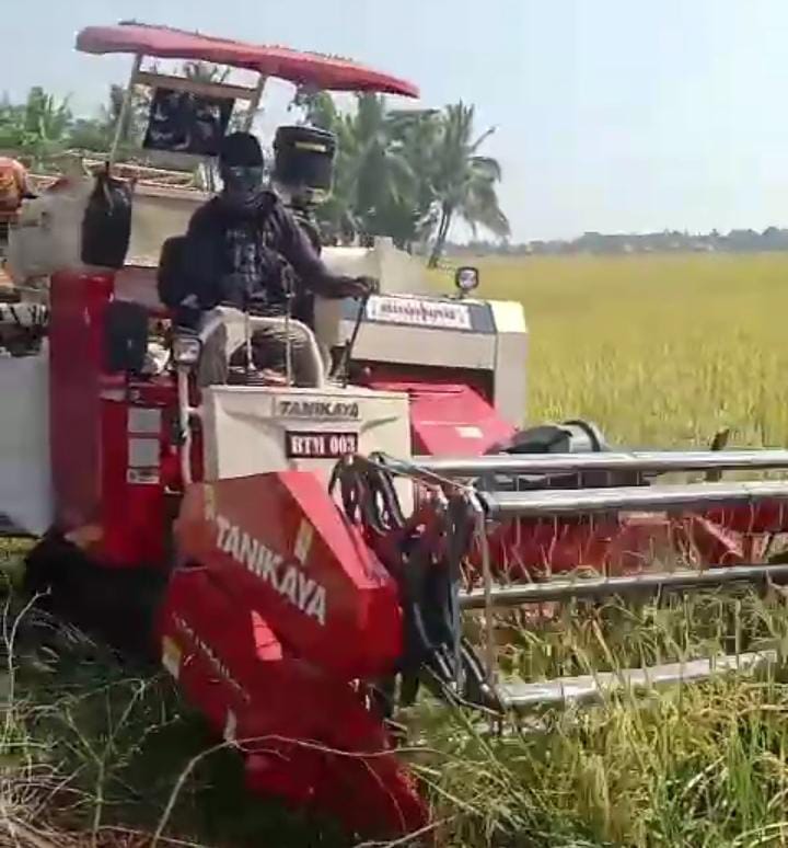 Diduga Dikomersialkan, Combine Harvester Milik Dinas Pertanian Banten Dikuasai Oknum Koperasi