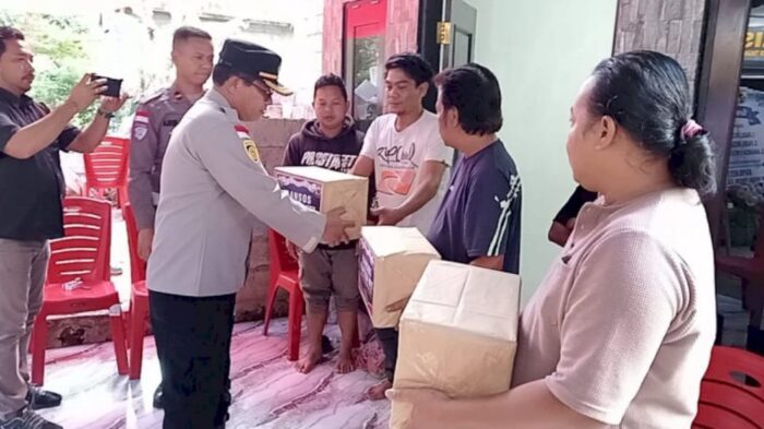 Polri untuk Masyarakat: Kapolda NTT Salurkan Bantuan Duka Melalui Polres TTS untuk Keluarga Korban Kebakaran Pasar Oinlasi