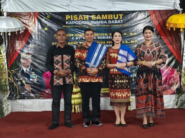TNI-Polri Solid, Dandim 1613 Ikut Lepas Sambut Kapolres Sumba Barat TNI-Polri Solid, Dandim 1613 Ikut Lepas Sambut Kapolres Sumba Barat