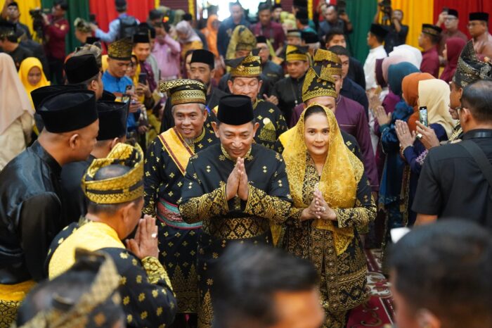 Kapolri Terima Anugerah Adat dari LAM Riau, Simbol Kehormatan dan Amanah Moral