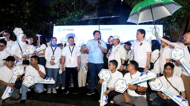 Menteri PKP Serahkan Kunci Rumah Subsidi di Si Jalak Harupat