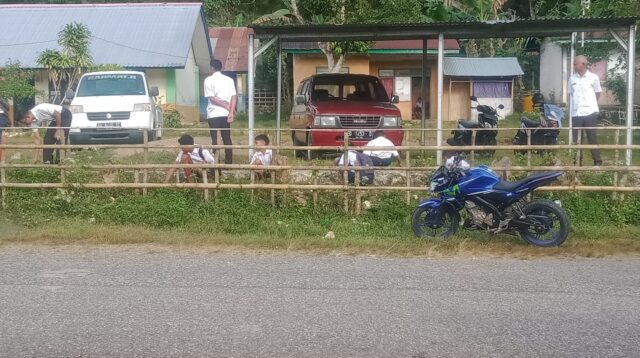 Usai Libur Panjang, Siswa–Guru Satap Waikajanga Kerja Bakti Bersihkan Sekolah