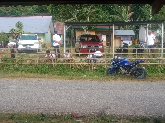 Usai Libur Panjang, Siswa–Guru Satap Waikajanga Kerja Bakti Bersihkan Sekolah Usai Libur Panjang, Siswa–Guru Satap Waikajanga Kerja Bakti Bersihkan Sekolah