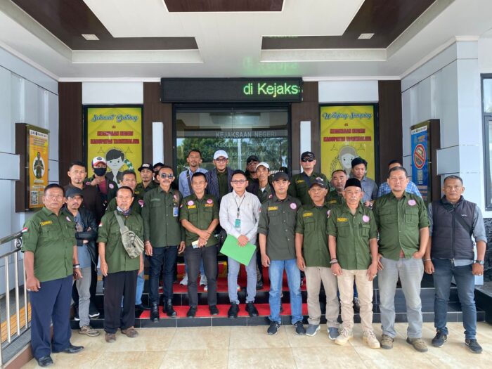 Jumpa Pers FORWAPI dan Kejari Tasikmalaya Bahas Dugaan Penjualan Pupuk oleh Oknum Jumpa Pers FORWAPI dan Kejari Tasikmalaya Bahas Dugaan Penjualan Pupuk oleh Oknum
